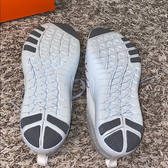 Tennis shoes - Picture 2 of 2